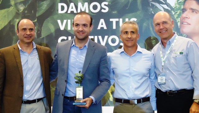 Luis de Saracho, Divemex, recibe Premio a la Excelencia 2014 patrocinado por Syngenta.